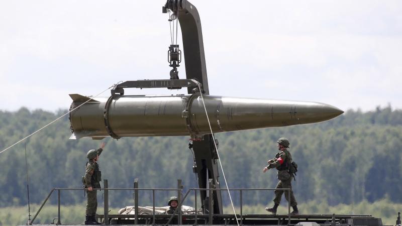 Krievijas karavīri ielādē raķeti "Iskander" palaišanas iekārtā