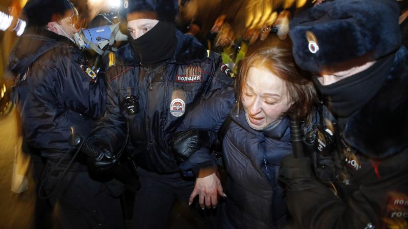 Krievijas policija vardarbīgi izdzenā miermīlīgos demonstrantus