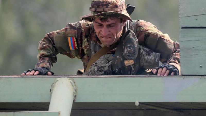 Armēnijas karavīrs mācībās