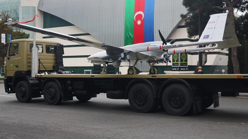 Turcijā ražotais drons "Byraktar TB-2" militārajā parādē Baku