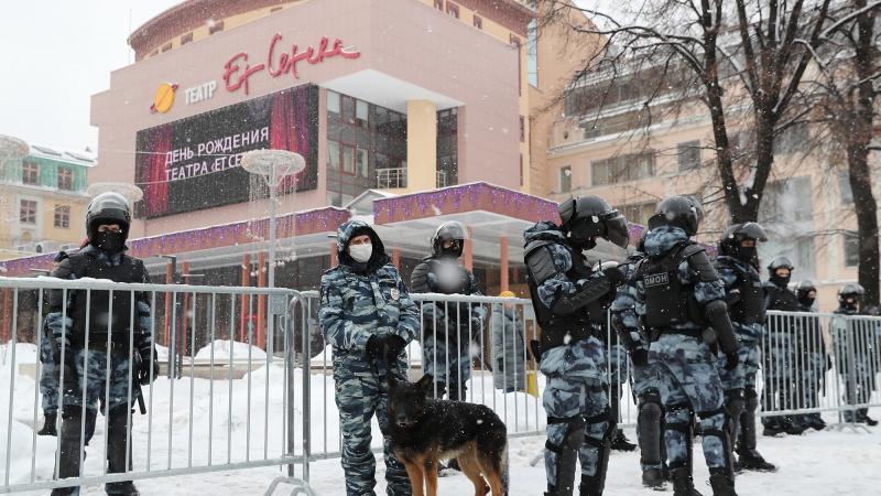 Krievijas Nacionālās gvardes kaujinieki gatavojas miermīlīgo demonstrantu izdzenāšanai
