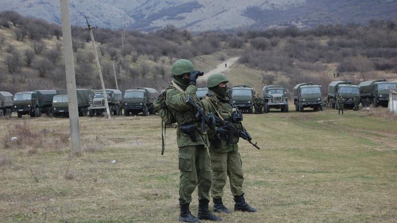 Krievijas specvienību karavīri, okupējot Krimas pussalu 2014. gadā