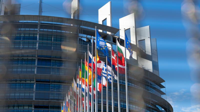 Eiropas Savienības valstu karogi pie Eiroparlamenta Briselē