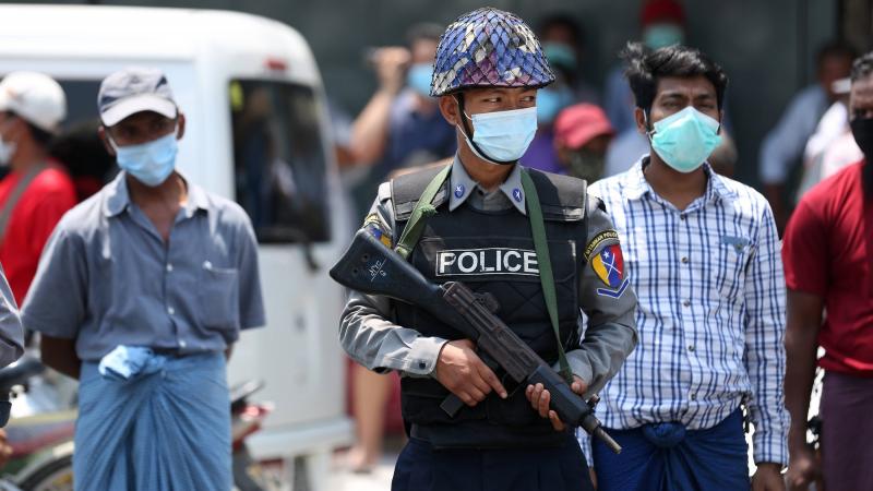 Bruņots Mjanmas policists