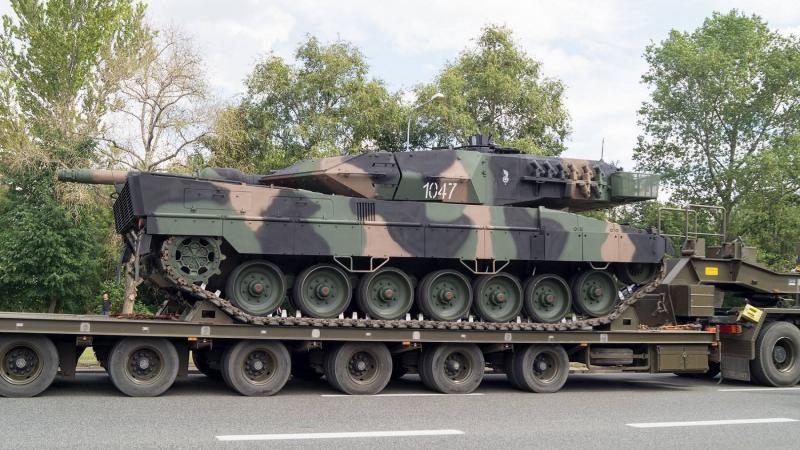 "Leopard 2" kaujas tanks uz treilera