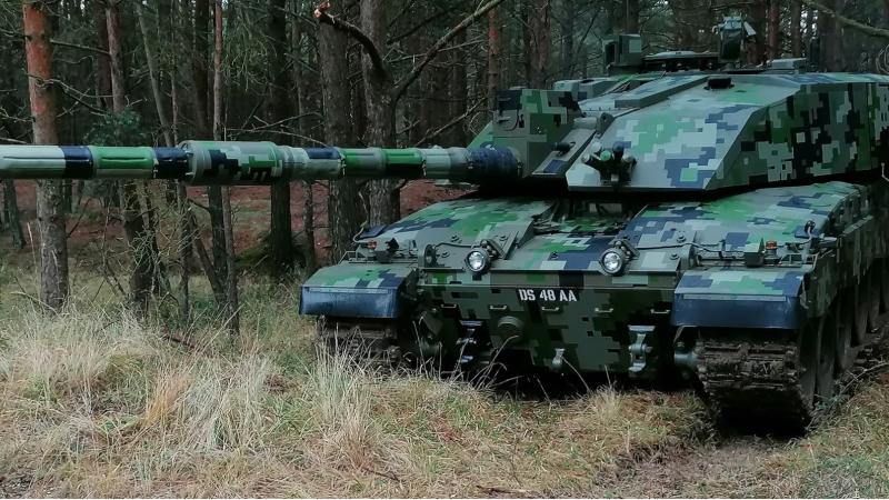 Britu tanks "Challenger" jaunajā kamuflāžas krāsojumā