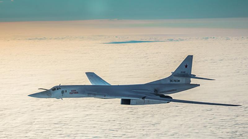 Krievijas bumbvedējs Tu-160, lidojot virs Arktikas