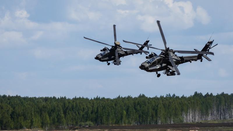 ASV Armijas helikopteri "Apache" mācībās Ādažu poligonā