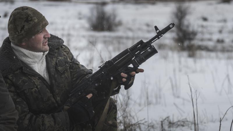 Ukrainas bruņoto spēku karavīrs pozīcijā Austrumukrainā