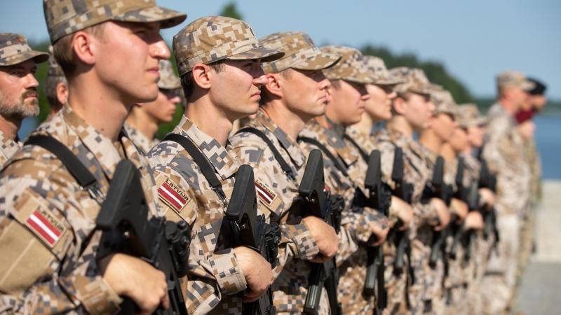 Jaunie karavīri Alūksnes Kājnieku skolā dod karavīra zvērestu