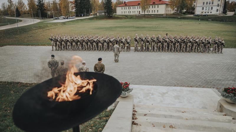Jaunie karavīri Alūksnes Kājnieku skolā dod karavīra zvērestu