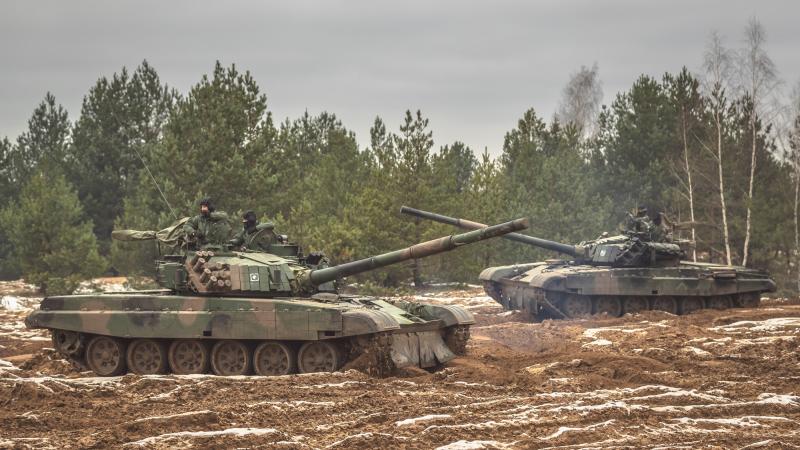 Polijas bruņoto spēku tanki PT-90 Ādažu poligonā