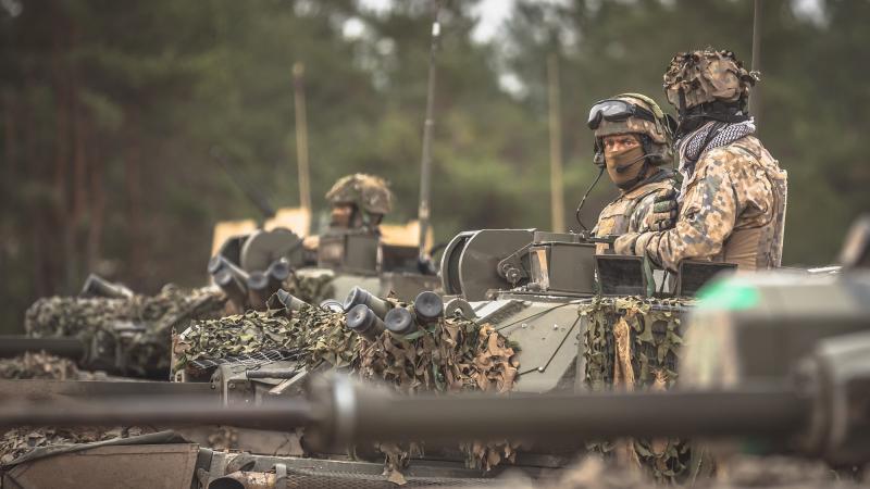 SzS Mehanizētās kājnieku brigādes karavīri uz CVRT platformām mācību laikā