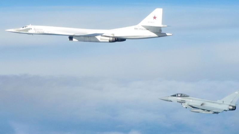 Krievijas stratēģiskais bumbvedējs Tu-160 un Lielbritānijas Karalisko gaisa spēku iznīcinātājs "Typhoon"
