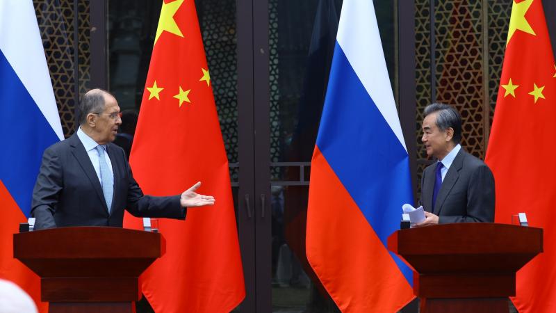 Krievijas ārlietu ministrs Sergejs Lavrovs kopā ar Ķīnas koēģi Vanu Jī