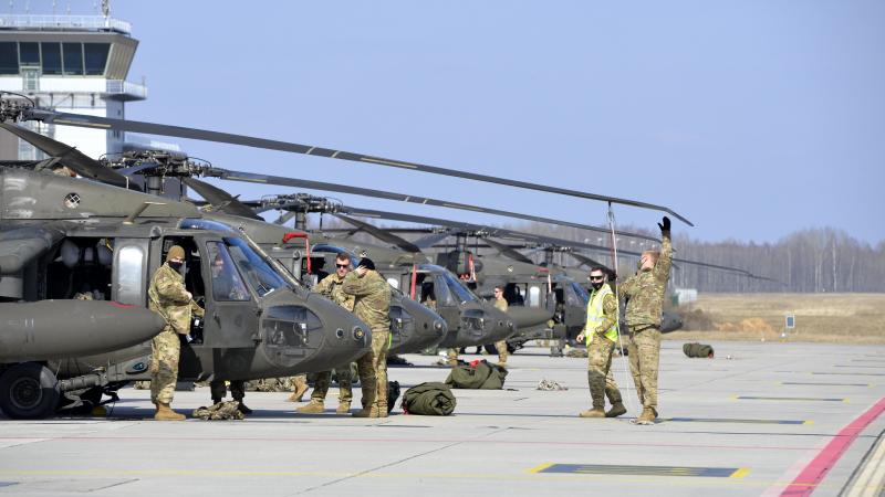 ASV 1.Kaujas aviācijas brigādes karavīri ar helikopteriem UH-60 "Black Hawk" ierodas Lielvārdes bāzē 