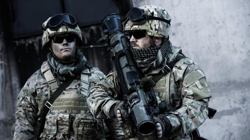 Karavīri ar granātmetēju "Carl-Gustaf M4"