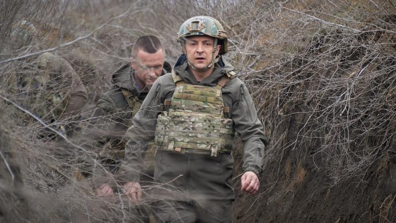 Ukrainas prezidents Volodimirs Zelenskis Ukrainas bruņoto spēku pozīcijās Austrumukrainā