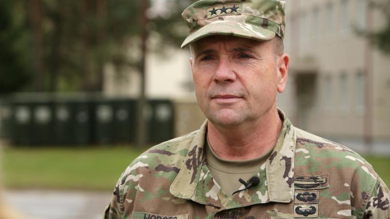 Bijušais ASV Armijas komandieris Eiropā atvaļinātais ģenerālleitnants Bens Hodžess