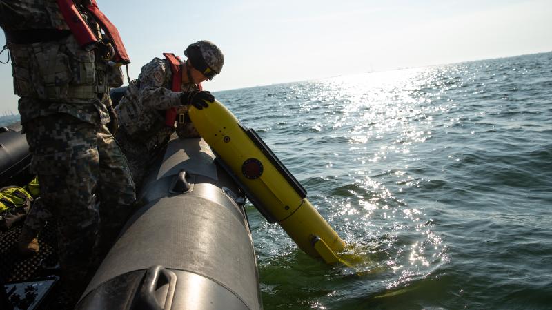 Jūras spēku jūrnieki nolaiž zemūdens izpētes aparātu mācību "Flotex2019" laikā
