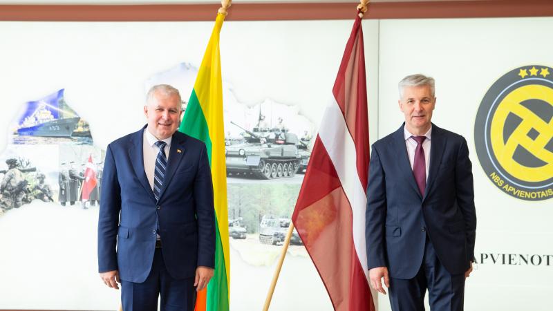 Lietuvas Nacionālās aizsardzības ministrs Arvīds Anušausks kopā ar Latvijas aizsardzības minitru Arti Pabriku