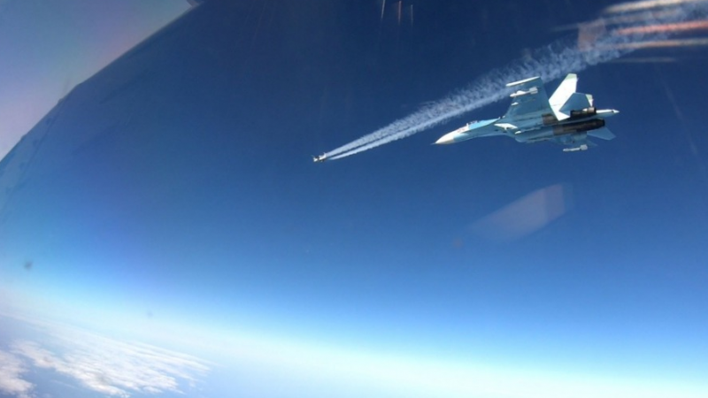 Krievijas iznīcinātājs Su-27 virs Baltijas jūras
