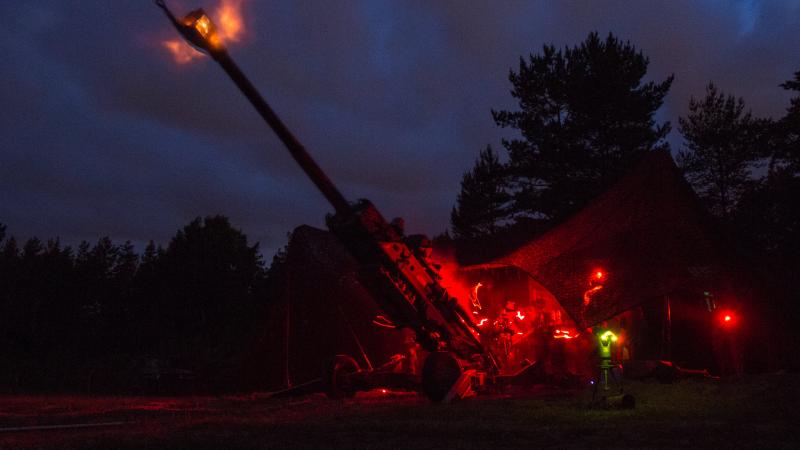 ASV kaujas grupas karavīri Polijā mācībās šauj no haubices  M777A2 