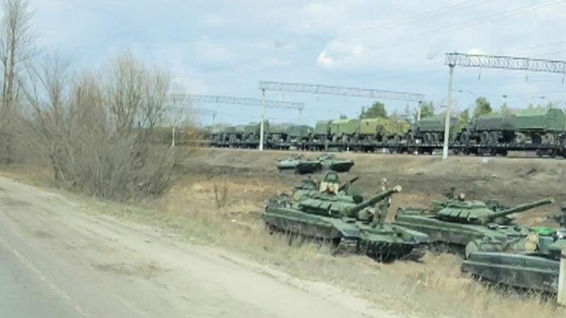 Krievijas karaspēka savilkšana pie Ukrainas robežām: dzelzceļa kolonna ar tehniku un tanki netālu no Voroņežas 
