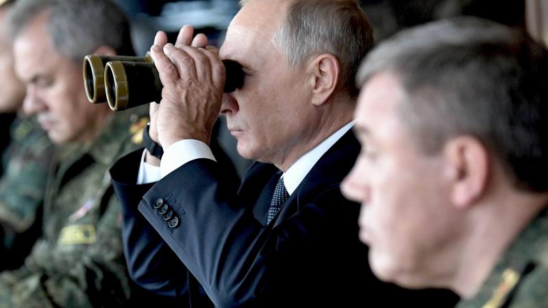 Krievijas autoritārais prezidents Vladimirs Putins kopā ar Krievijas aizsardzības ministru Sergeju Šoigu un Krievijas bruņoto spēku ģenerālštāba priekšnieku Valēriju Gerasimovu vēro militārās mācības