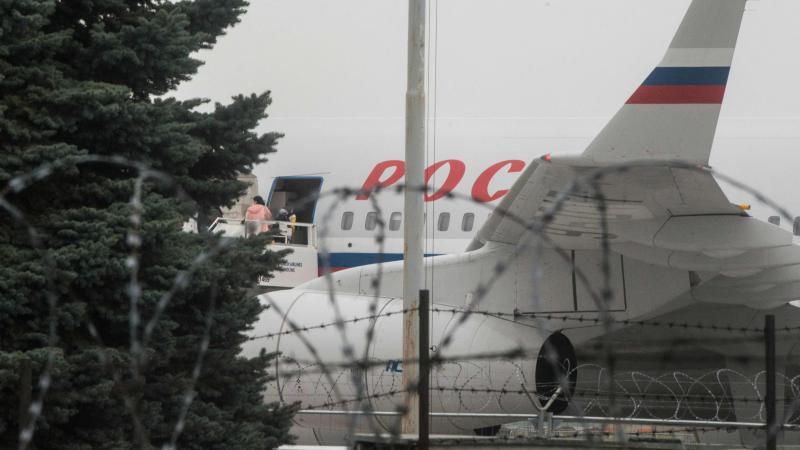 Izraidītie un spiegošanā apsūdzētie Krievijas diplomāti pamet Čehiju