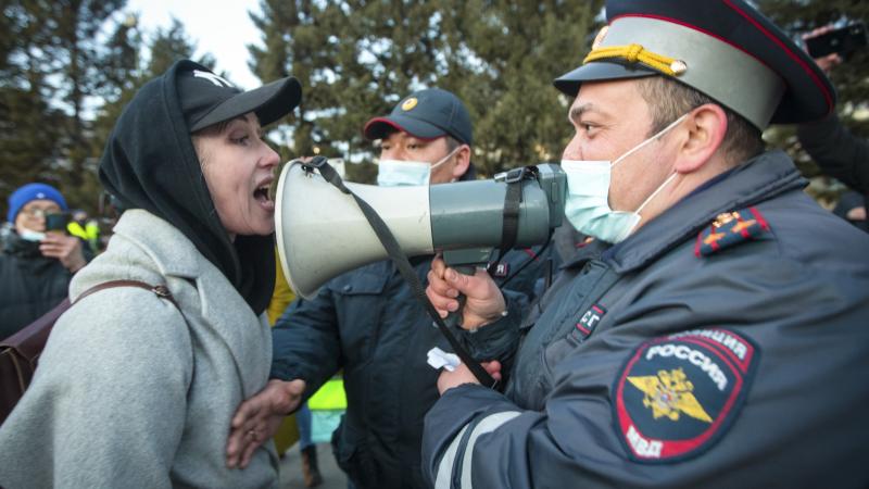 Krievijas policijas darbinieks caur skaļruni kliedz uz demonstranti A. Navaļnija atbrīvošanai sasaukto protestu laikā