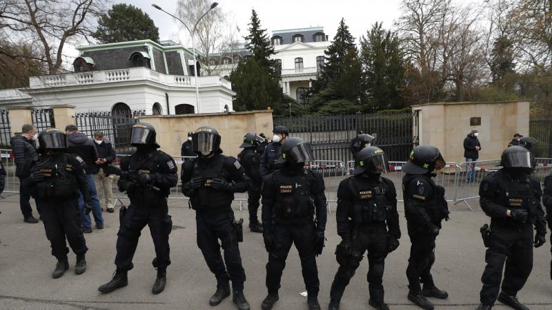 Čehijas policijas specvienība pie Krievijas vēstniecības Prāgā