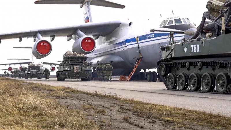 Krievijas gaisa desanta karaspēka (VDV) karavīri gatavo tehniku iekraušanai lidmašīnās