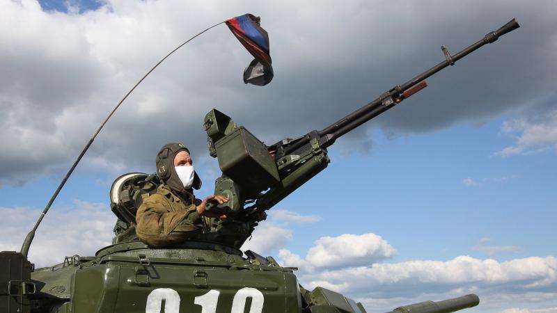 Krievijas atbalstīto teroristu kaujinieks tankā Austrumukrainā