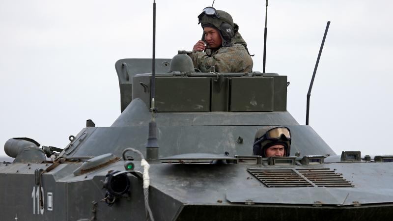 Krievijas karavīri trenējas okupētajā Krimā