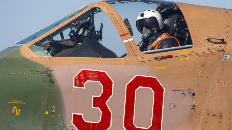 Krievijas gaisa spēku pilots triecienlidmašīnas Su-25 kabīnē
