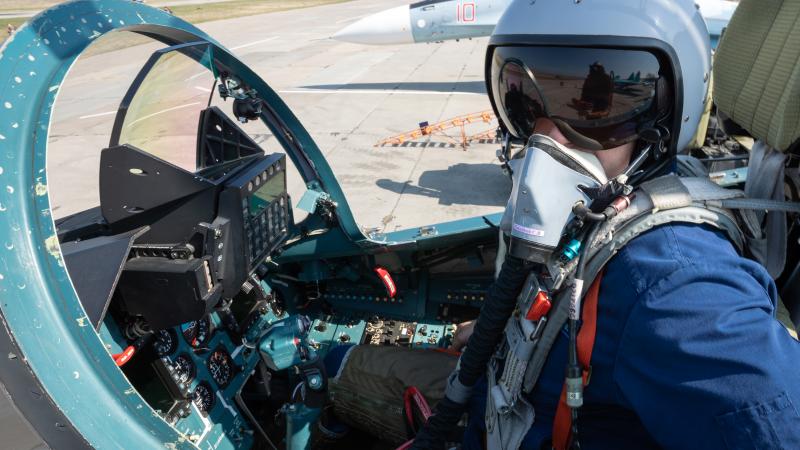 Krievijas gaisa spēku pilots iznīcinātāja SU-27 kabīnē