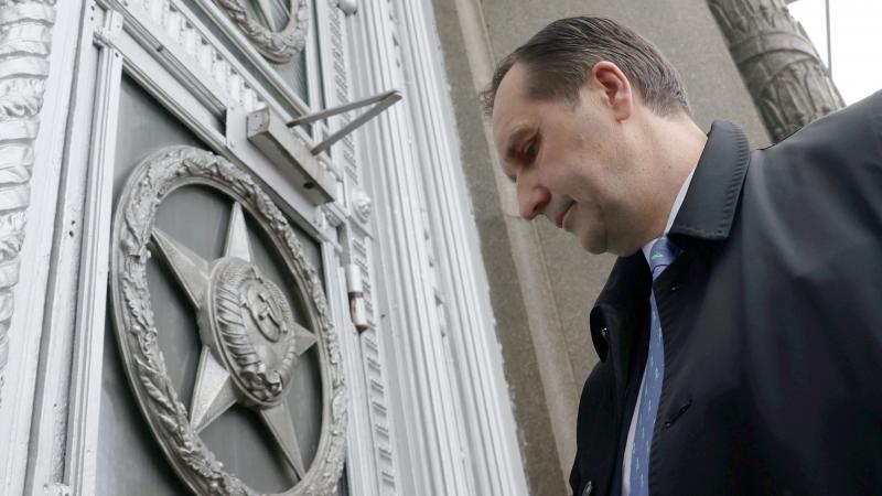 Latvijas vēstnieks Krievijā Māris Riekstiņš ierodas uz sarunām Krievijas ārlietu ministrijā