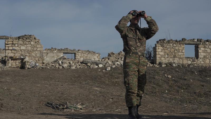 Armēņu karavīrs Kalnu Karabahā raugās Azerbaidžānas spēku virzienā