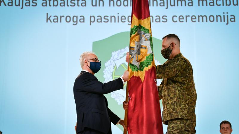 Valsts prezidents Egils Levits pasniedz iesvētīto Kaujas atbalsta un nodrošinājuma mācību centra karogu