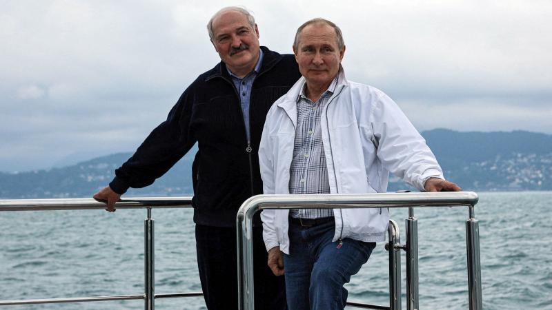 Krievijas autoritārais prezidents Vladimirs Putins un Baltkrievijas diktarors Aleksandrs Lukašenko uz kuģa Melnajā jūrā