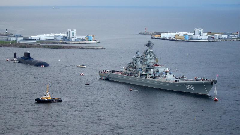 Krievijas Ziemeļu flotes raķešu kreiseris "Pyotr Velikiy" un Krievijas kodlozemūdene TK-208 "Dmitry Donskoy"