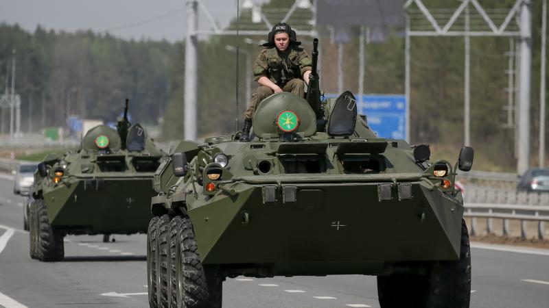 Krievijas bruņoto spēku vienības ar bruņutransportieriem pārvietojas pa autoceļu