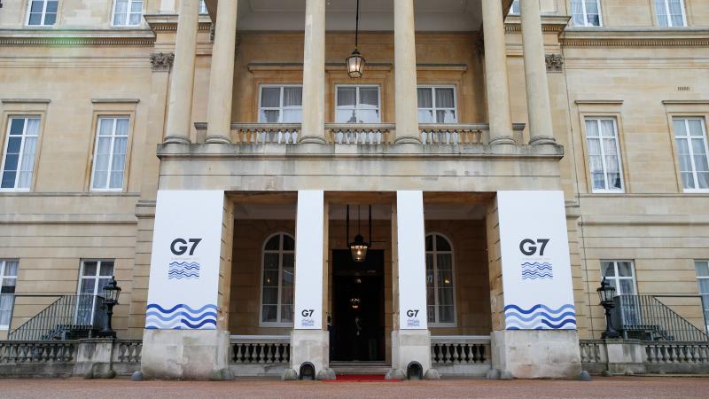 G7 tikšanās plakāti pie Lankastera nama Londonā