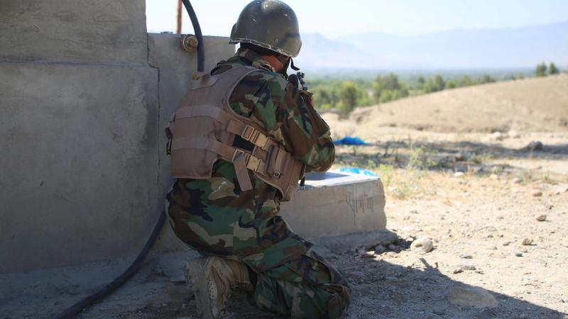 Afgāņu drošības spēku karavīrs pozīcijā