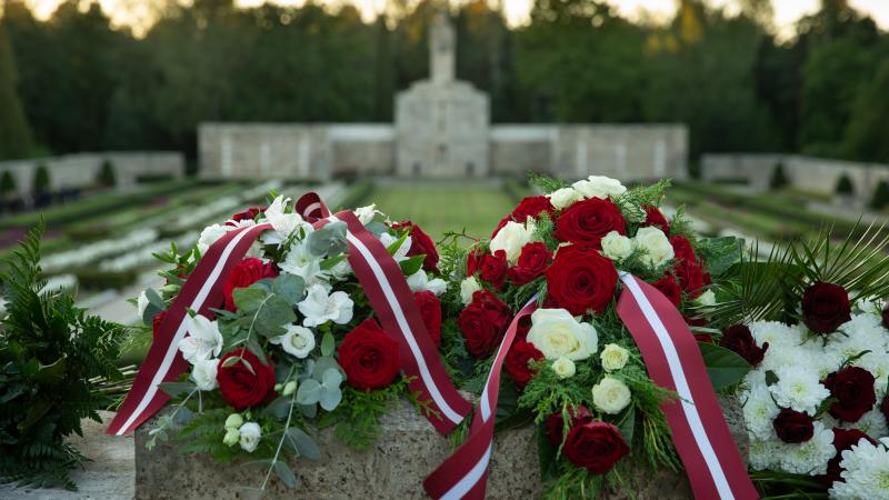 Ziedu vainagi Rīgas Brāļu kapos Neatkarīgas kara noslēguma dienas simtgades pasākumā 10. jūnijā 2020. gadā.