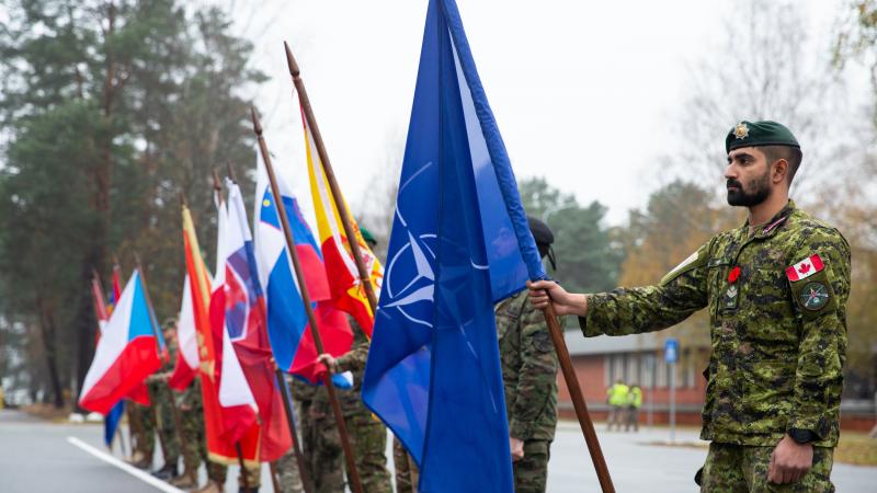 NATO paplašinātās kaujas grupas Latvijā karavīri ierindā ar valstu karogiem