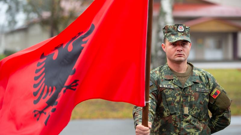 NATO paplašinātās kaujas grupas Latvijā Albānijas kontingenta karavīrs ar savas valsts karogu