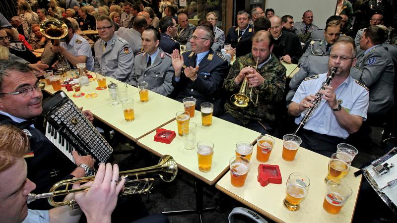 Vācijas karavīri atpūtas brīdī, dzerot alu