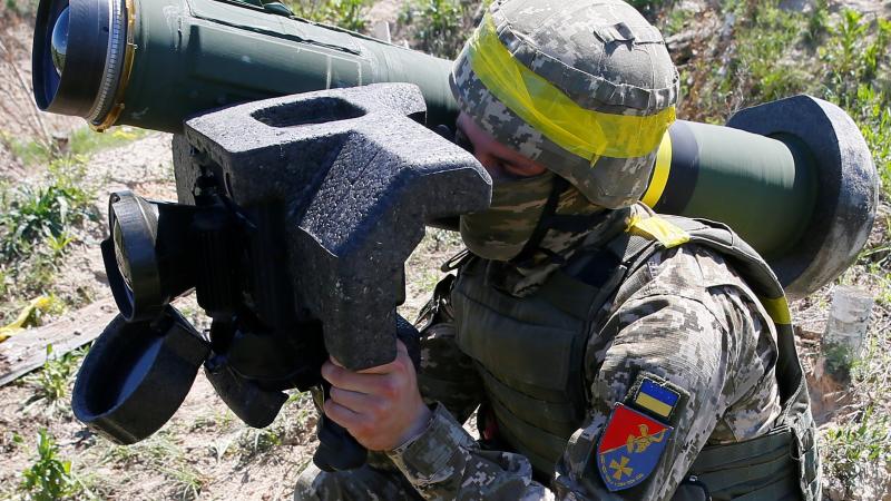 Ukrainas karavīrs ar ASV piegādāto prettanku raķešu sistēmu "Javelin"